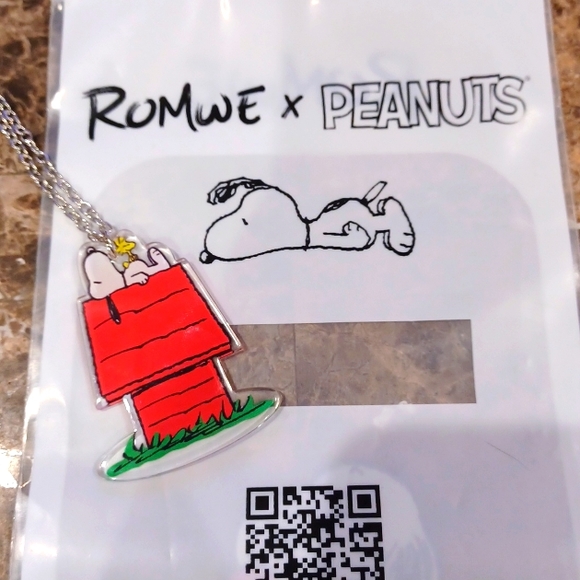 NWT Snoopy Doghouse pendant necklace. - Picture 2 of 3